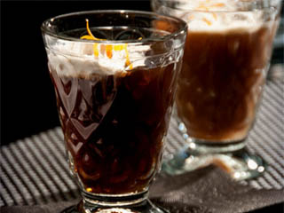 Confira a receita de Café Brûlot, uma bebida que contém conhaque e licor 